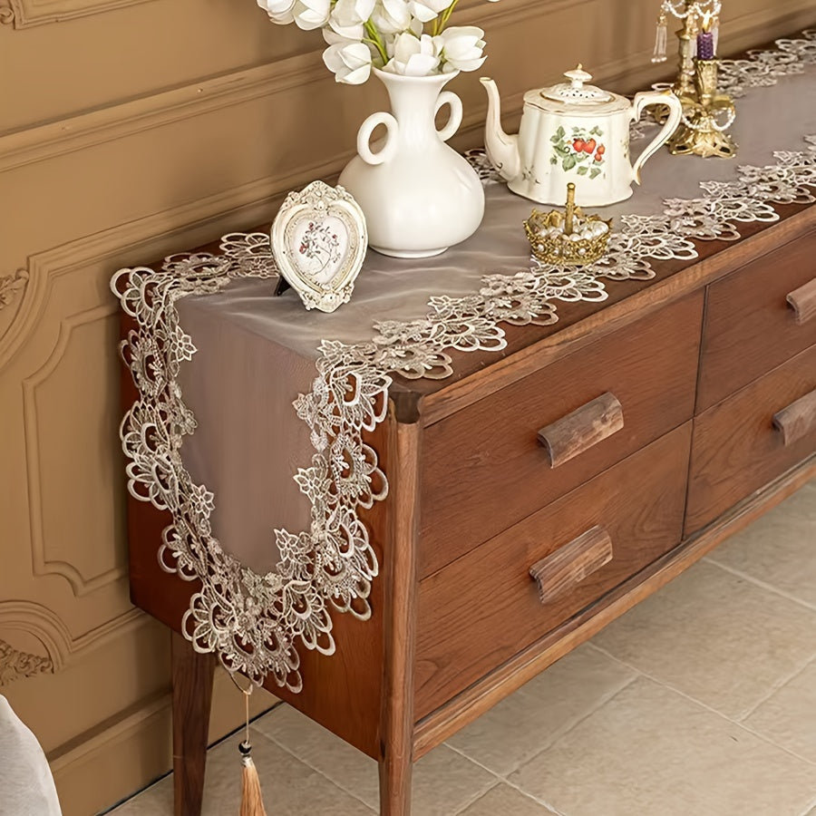 Gul naqshli dantel chetli polyester kvadrat stol qoplamasi, ovqatlanish xonalari, kofe stollari, partiyalar va yig'ilishlar uchun ideal.