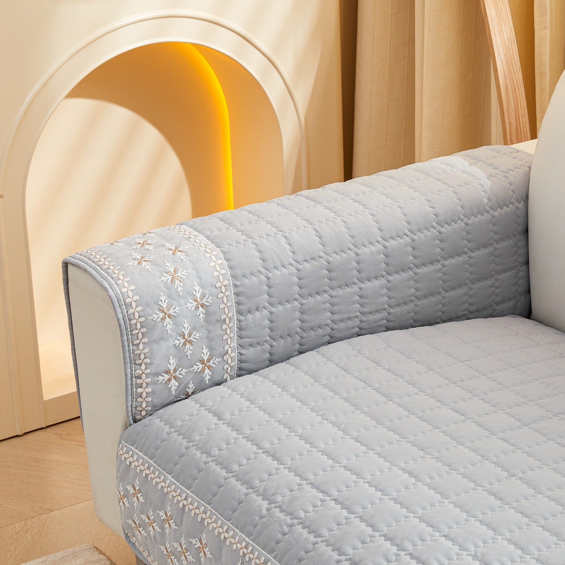 Qor to'pi dantel bezakli va sirpanishga qarshi orqa qoplamali vafli tikuvli divan qoplamasi.