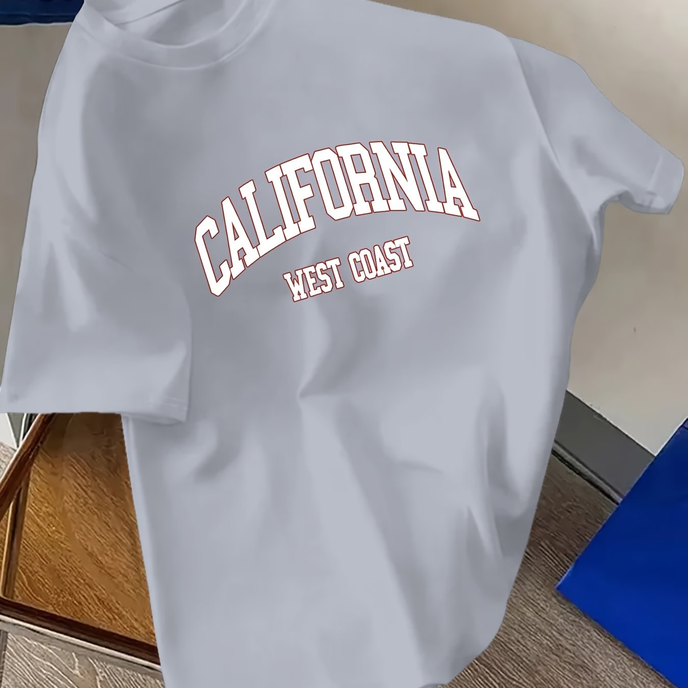 Qulay va yumshoq erkaklar uchun grafik Kaliforniya printli futbolka, zamonaviy uslub va oddiy moslik bilan.