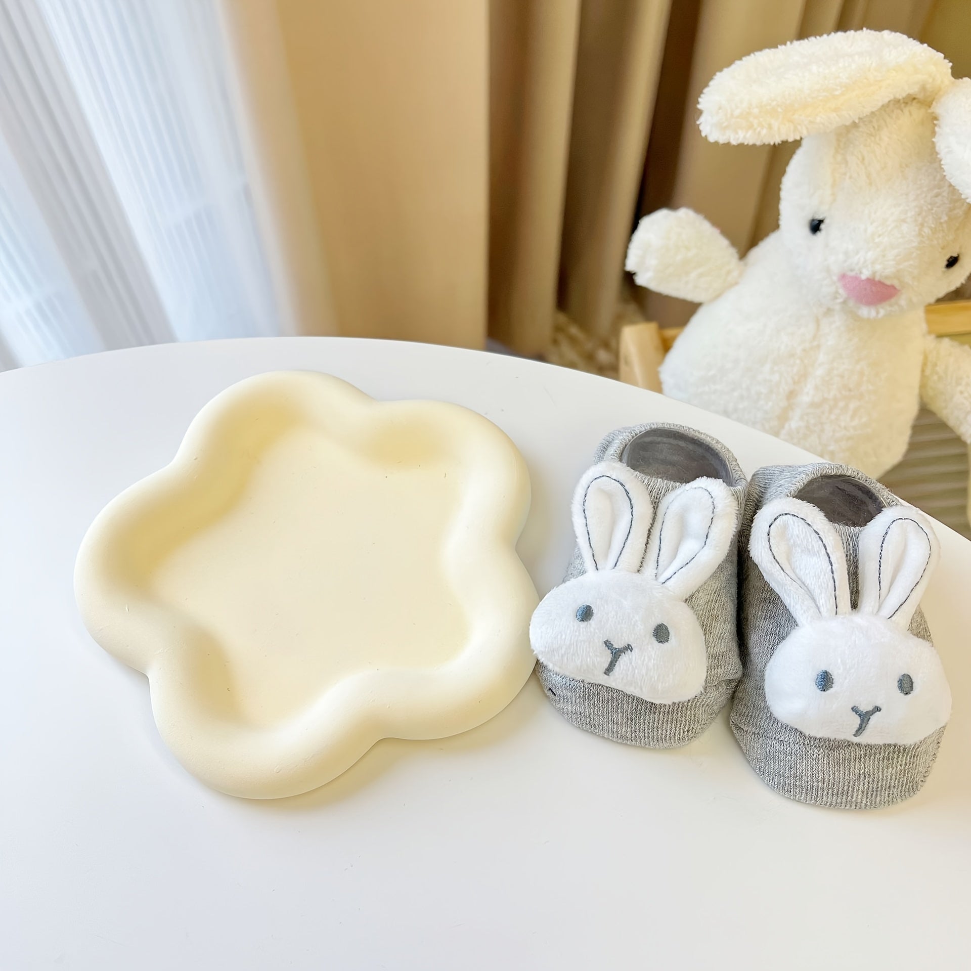 Bolalar uchun qiziqarli quyonli multfilm paypoqlari, yumshoq, nafas oladigan paxta aralashmasidan tayyorlangan, sirpanmaydigan ushlagichlar va ko'rinmaydigan dizaynga ega. Barcha mavsumlar uchun mos.