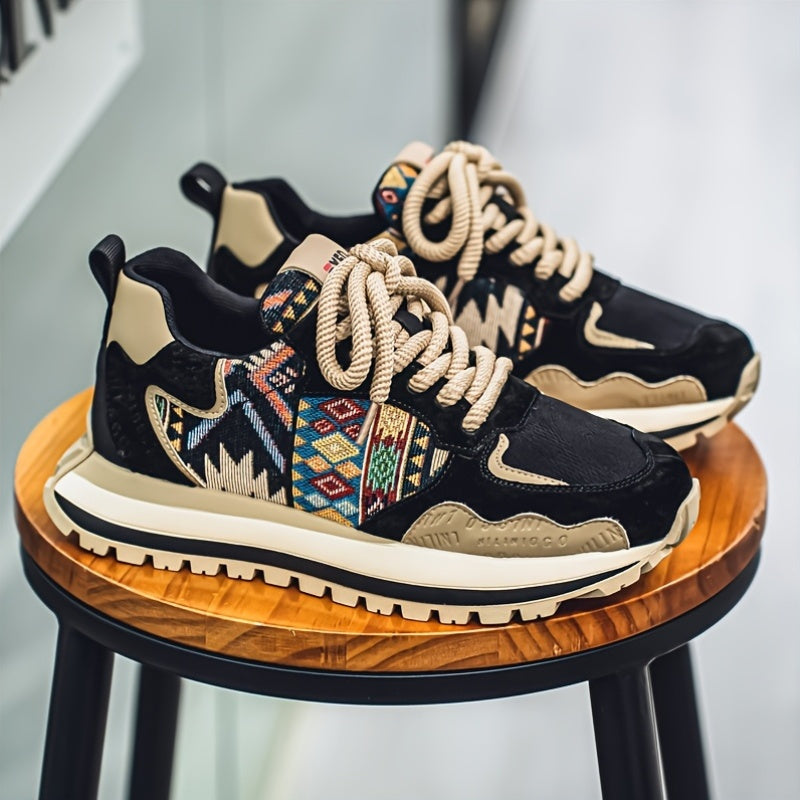 Erkaklar uchun vintage uslubidagi sport poyabzallari, geometrik plitka va tasodifiy naqsh bilan, bog'ichli dizayn, iliq qishki ichki qismi va PVC taglik, mustahkam, sirpanmaydigan ochiq havoda kiyish uchun.