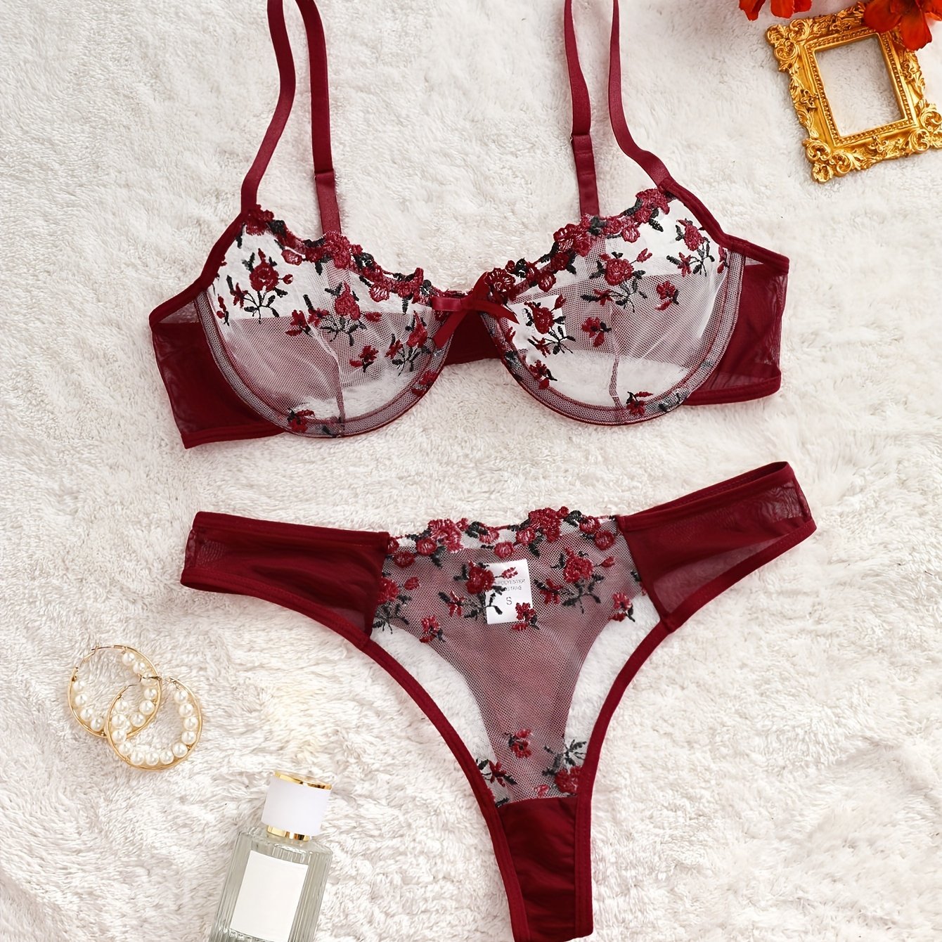 Gul naqshli to'qima kamzul va thong to'plami, Ayollar uchun jozibali ichki kiyim