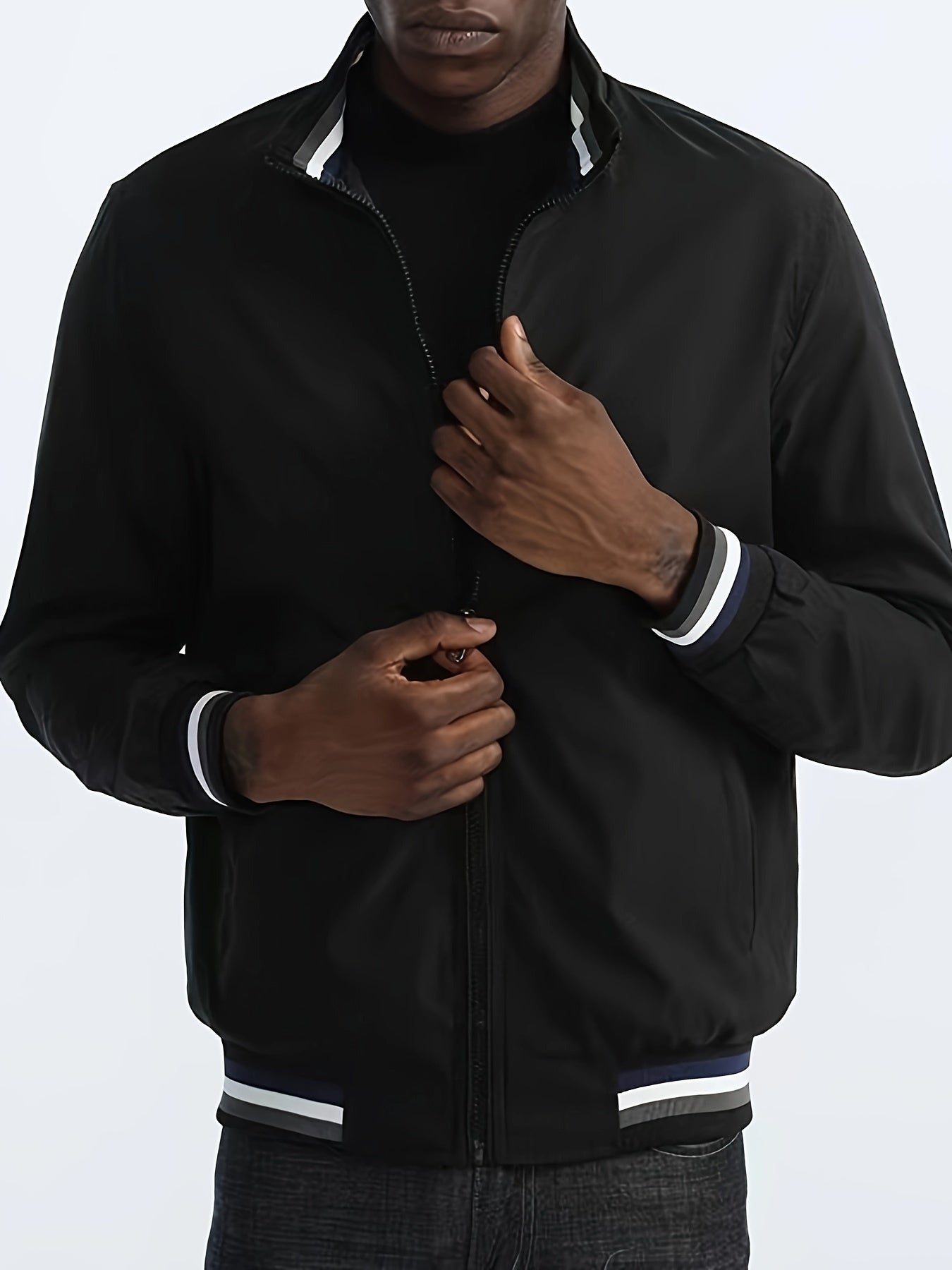 Erkaklar uchun zamonaviy yengil uzun yengli jaket, fermuar, turli xil ko'ylaklar, cho'ntaklar va chiziqli naqsh bilan. Bahor va kuzda ochiq havoda faoliyatlar uchun ideal.