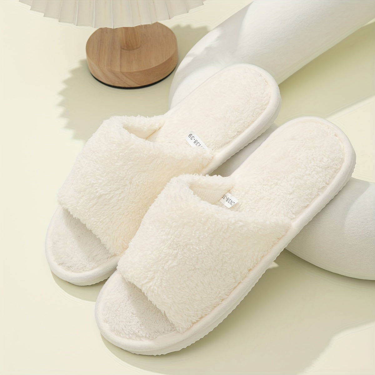 Ichki qulaylik uchun plush ochiq barmoq dizayni bilan asosiy bir rangli uy poyabzallari.