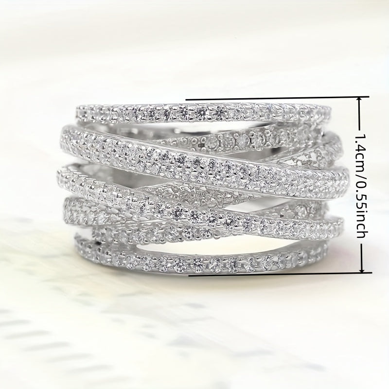 Ushbu zamonaviy halqa uzukning o'zingizga yoqadigan rangini tanlang, u porlaydigan zirconia bilan qoplangan, kumush, oltin yoki pushti oltinda o'zaro bog'langan dizayni bilan.