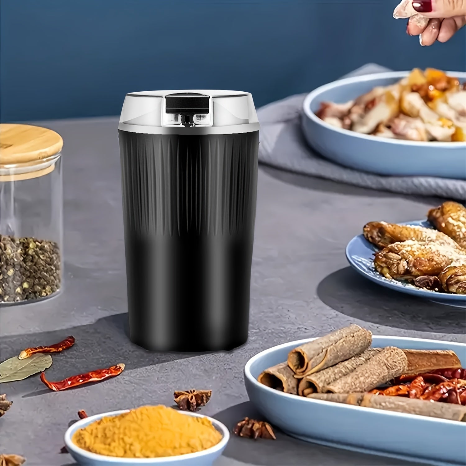 Uy elektr spice maydalagich, zanglamaydigan po'latdan yasalgan stakan korpus va oziq-ovqat sifatidagi material ichki qoplama bilan, kichik va portativ, oshxonada ziravorlar, loviya va donlarni maydalash uchun qulay foydalanish uchun.