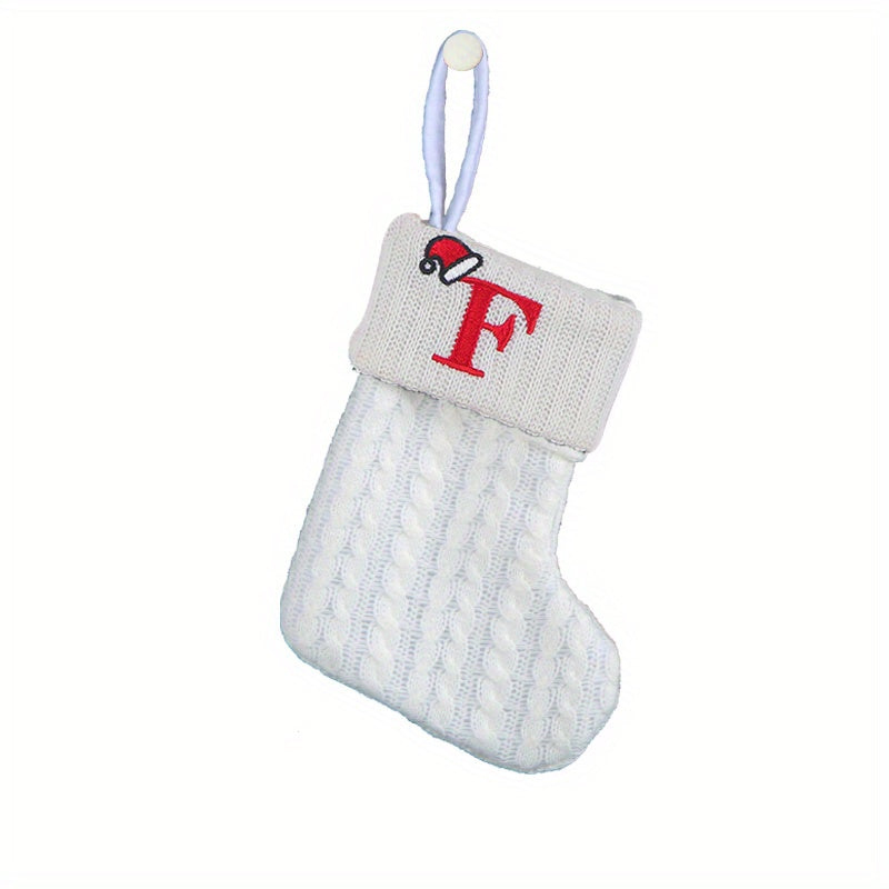 Calcetín de punto de cable blanco con letra F bordada para decoración de interior