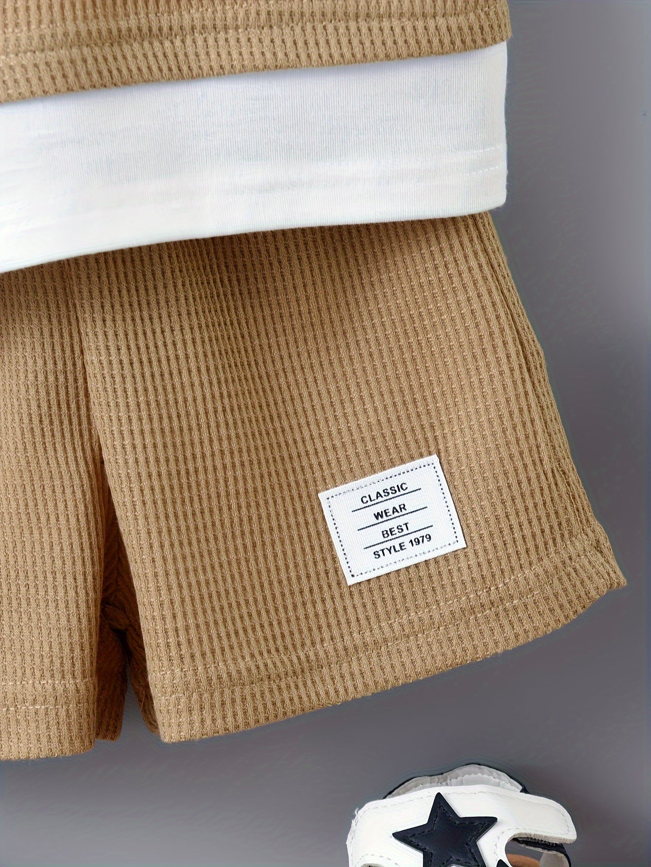 Летний комплект для детей с футболкой из вафельной текстуры и повседневными шортами.