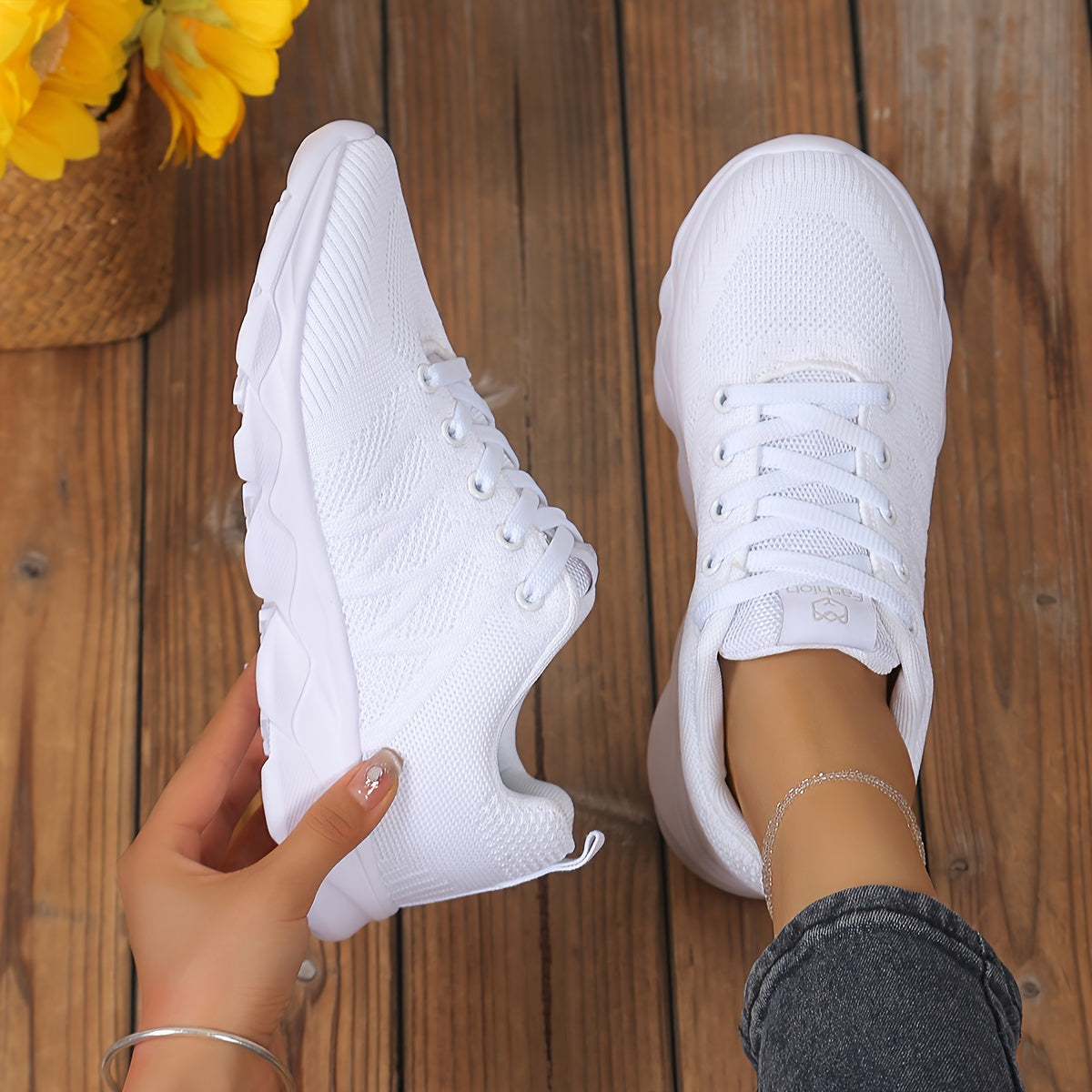 Women's Lightweight Knit Sneakers Non-Slip Breathable Lace-Up Low Tops