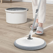 Получите идеальное решение для уборки с нашим двойным шваброй Spin Mop. Эта система мытья без рук позволяет очищать полы как влажным, так и сухим способом в любой комнате дома - от гостиной до ванной и кухни. С эффективным разделением грязной воды.