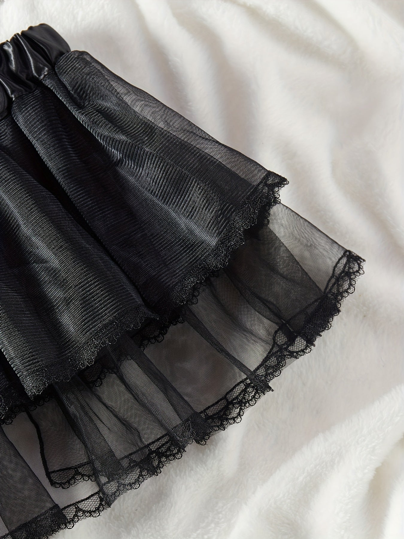 Ayollar uchun shaffof kapalak naqshli kamizol va to'r mini yubka ichki kiyim to'plami.