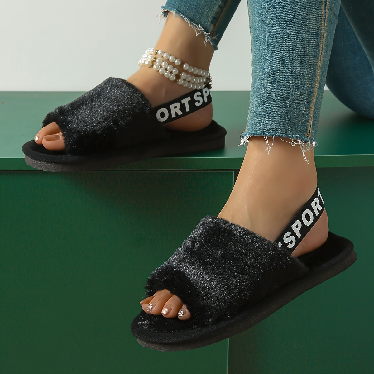 Ayollar uchun mo'ljallangan qulay va issiq plush qoplamali flip-floplar, ochiq barmoqli, qora ichki uy poyabzali