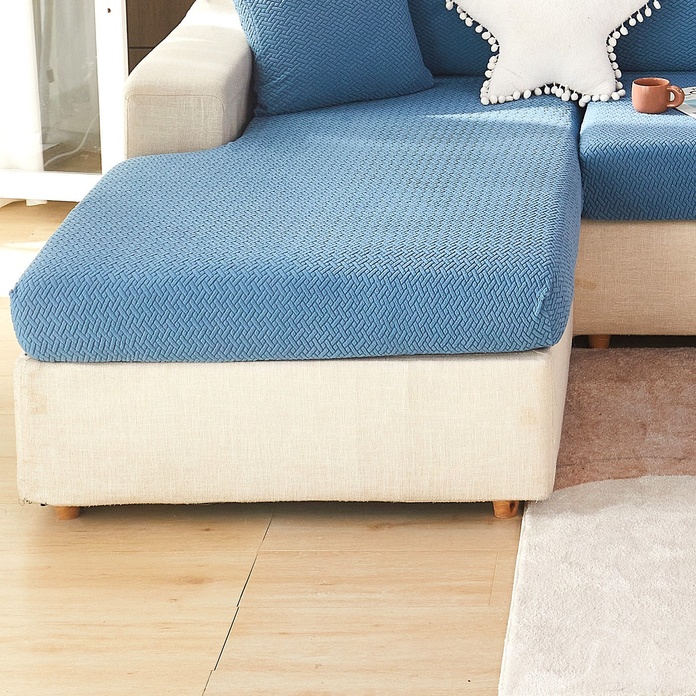 Современный серый чехол для подушки дивана с эластичной посадкой и мягкой текстурированной тканью. Машинная стирка для повышения комфорта в гостиной.