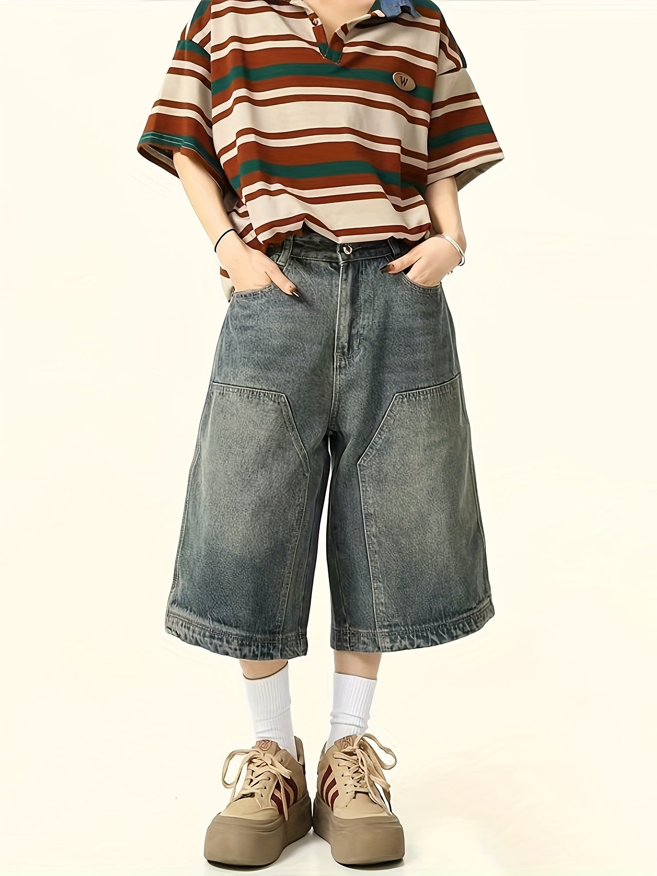 Vintage uslubidagi tizzagacha bo'lgan denim shortlar, keng kesim, to'r tafsiloti va paxta aralashmasidan tayyorlangan. Mashinada yuvish mumkin.