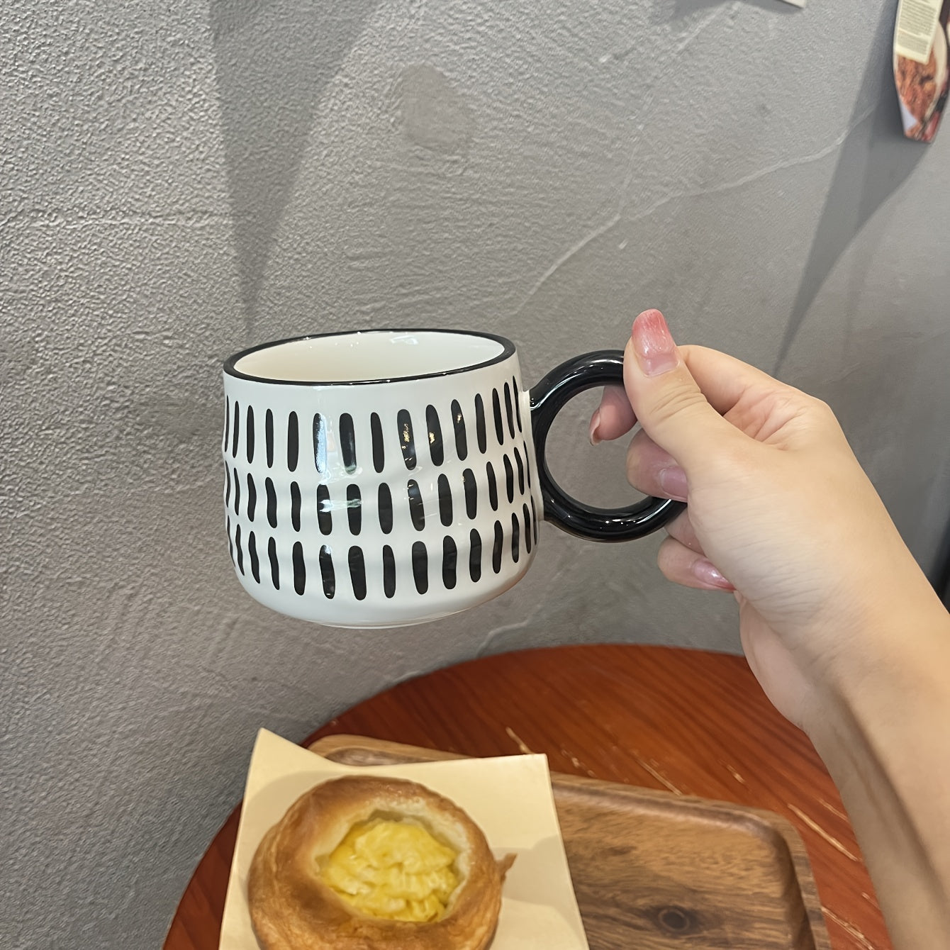 Taza de cerámica a cuadros en blanco y negro para uso en el hogar y en restaurantes