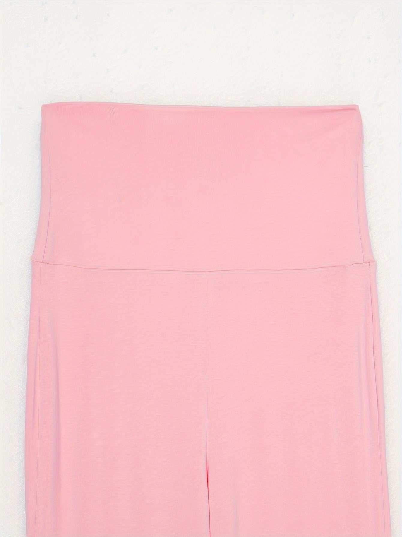 Qisqa yengli krujka bo'yinli, yig'ilgan shimlar bilan ayollar uchun dam olish kiyimlari to'plami