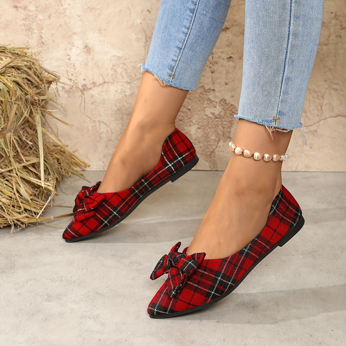 Ayollar uchun tekis oyoq kiyimlar, qizil va qora ranglarda, uchburchak burchakli oyoq va slip-on dizayni