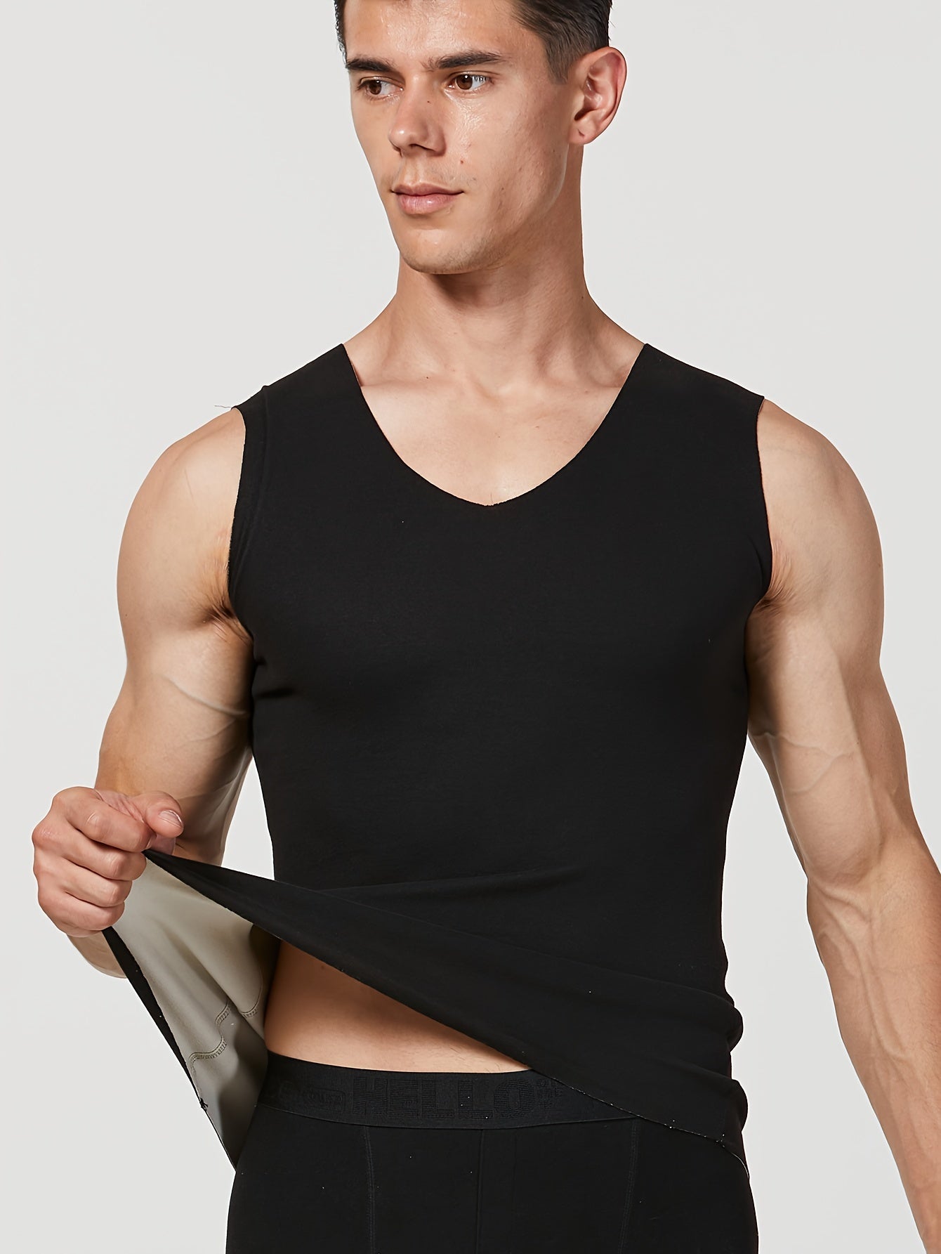 Tog‘da yurish va ochiq havoda faoliyatlar uchun mo‘ljallangan, polyester va spandeks aralashmasidan tayyorlangan iliq, V-shaklidagi 3 ta erkak ko‘ylak to‘plami.