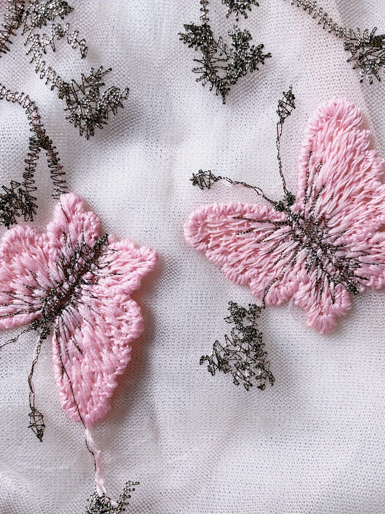 Ayollar uchun sexy ichki kiyim - chiroyli hasharotlar bilan bezatilgan, belbog'li teddy va orqa qismi ochiq slip bodysuit.