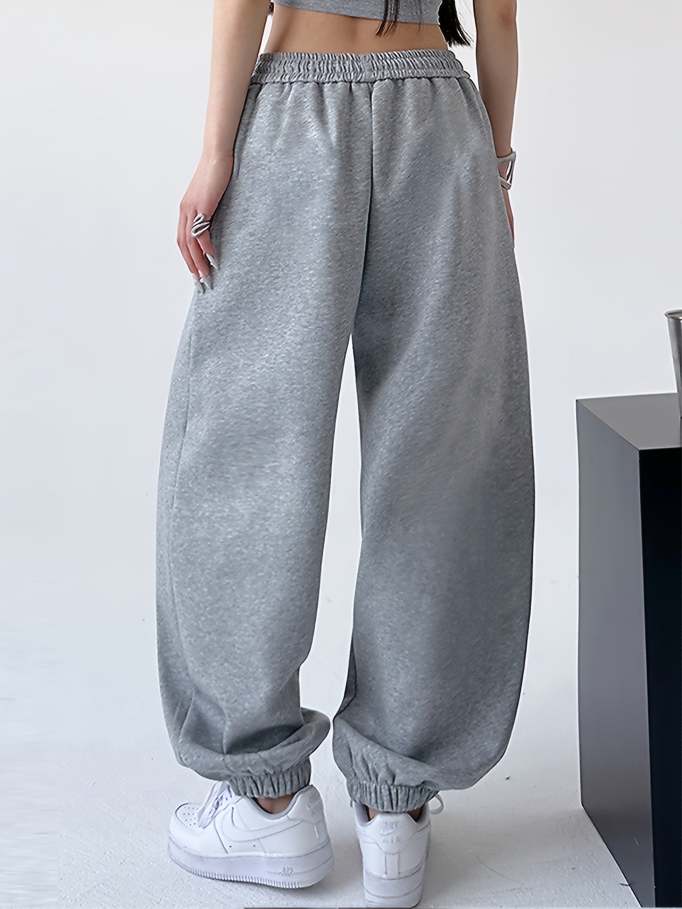 Kuz va qish uchun ayollar uchun keng sport shimlari, tortish belbog'i bilan, bir rangda.