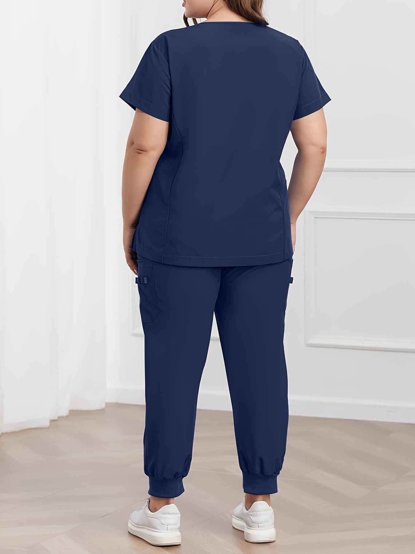 Katta o'lchamdagi bir rangli skrab to'plami, V shaklidagi qisqa yengli ko'ylak va shimlar, Ayollar uchun katta o'lchamdagi kiyimlar.