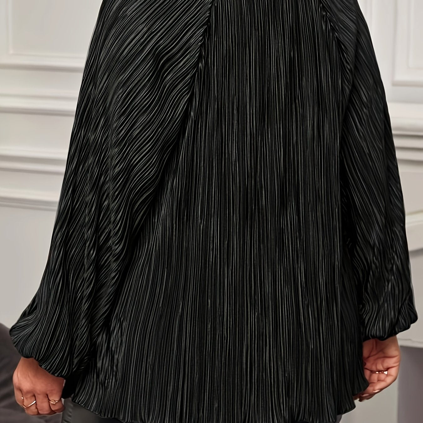 Zarif plussayz T-kofta lantern yenglari bilan, 95% polyester va 5% spandeks to'qima matodan tayyorlangan. Bahor/yaz/kuz uchun yumshoq bo'yinli bir rangli yuqori.