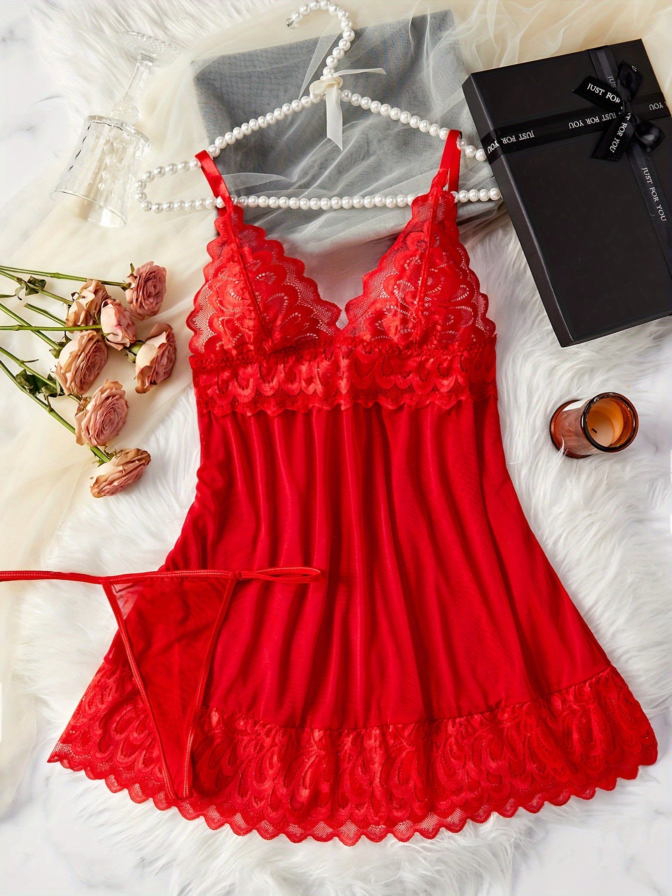 Ayollar uchun jozibali kiyimlar: chuqur V shaklidagi, spaghetti bilaklari, orqasi ochiq dizayn va tanga.