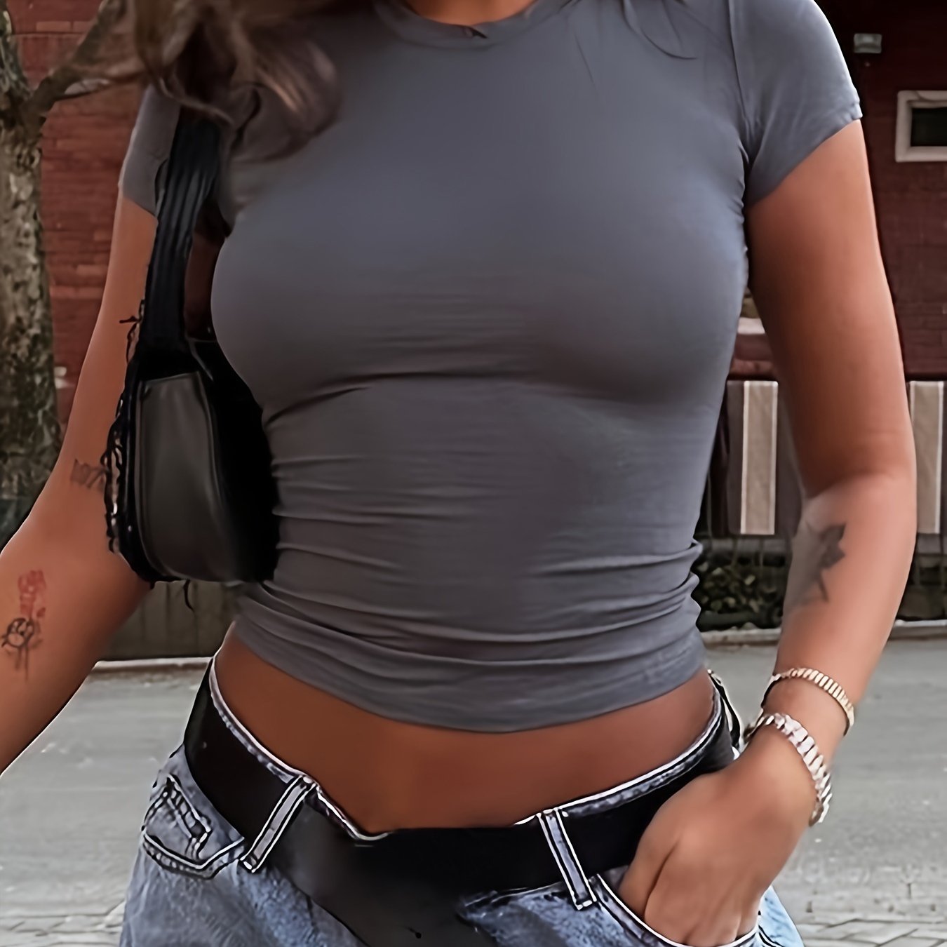 Ayollar uchun mustahkam krujkali vintage futbolka, yoz uchun mukammal.