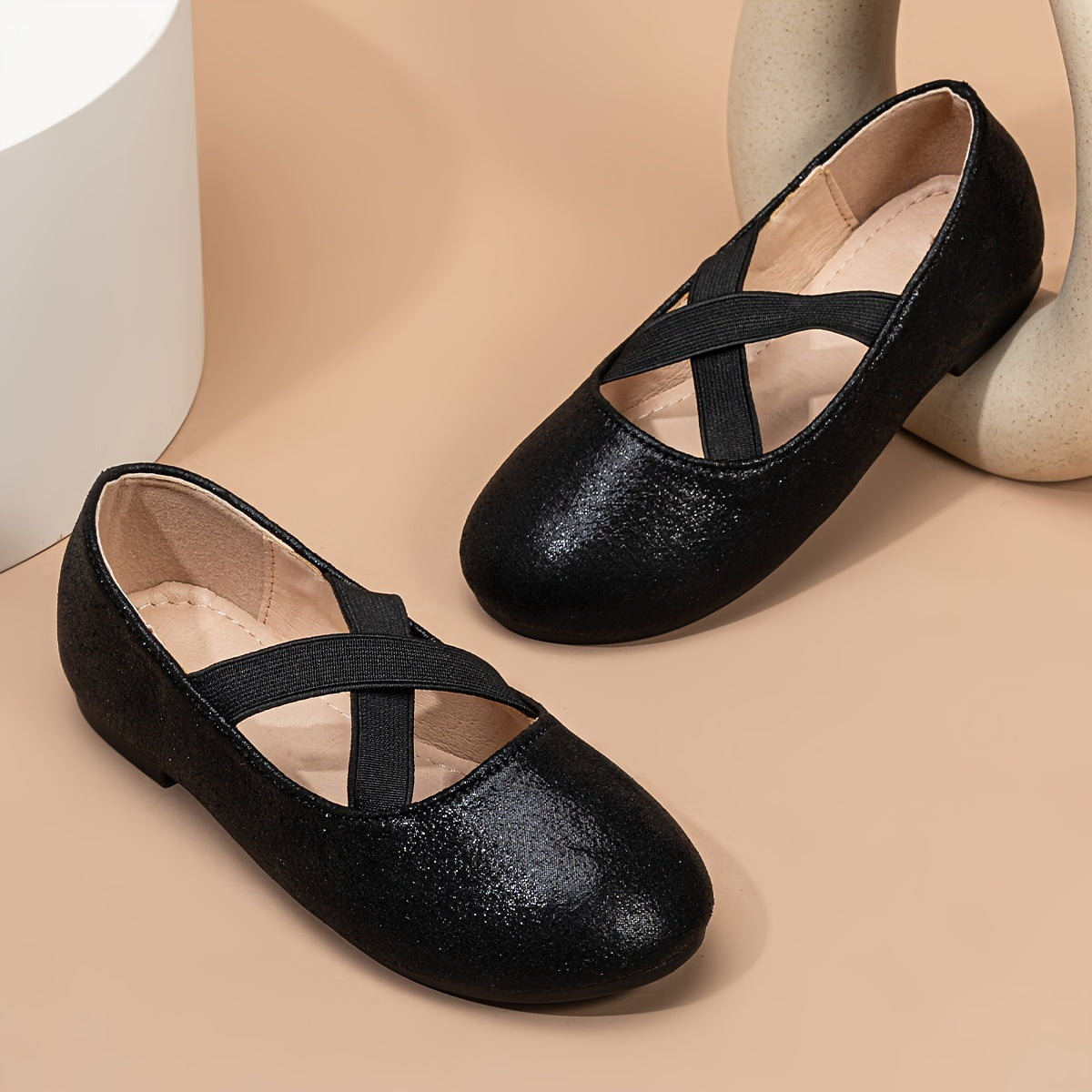 Qizlar uchun elastik xoch shaklidagi bog'ichlari bo'lgan balet poyabzallari