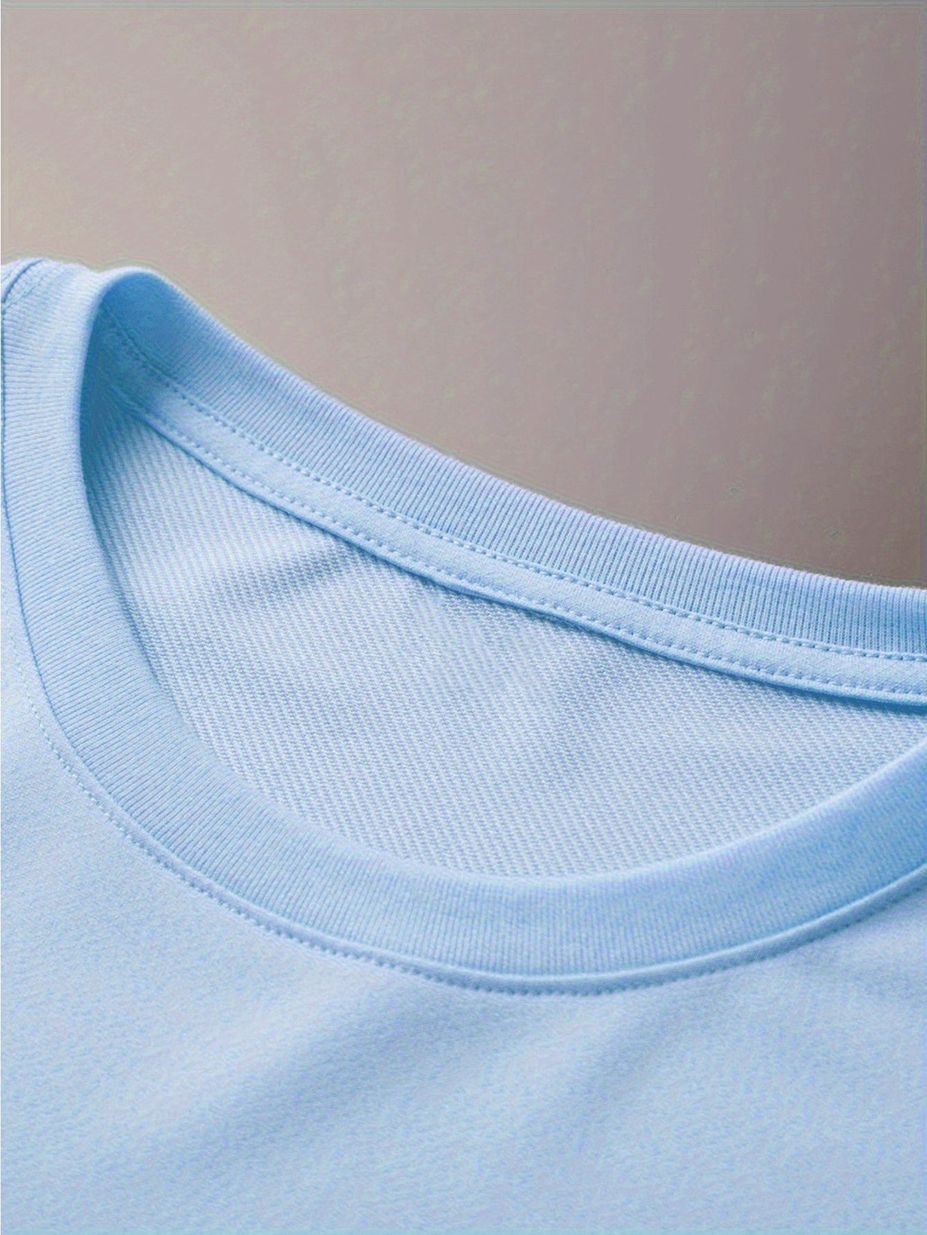 Erkaklar uchun tasodifiy chiziqli polyester T-ko'ylak, qisqa yenglar va dumaloq bo'yin bilan. Yozgi sarguzasht grafikasi mavjud, mashinada yuvish mumkin. Yozgi tasodifiy kiyim uchun mukammal.