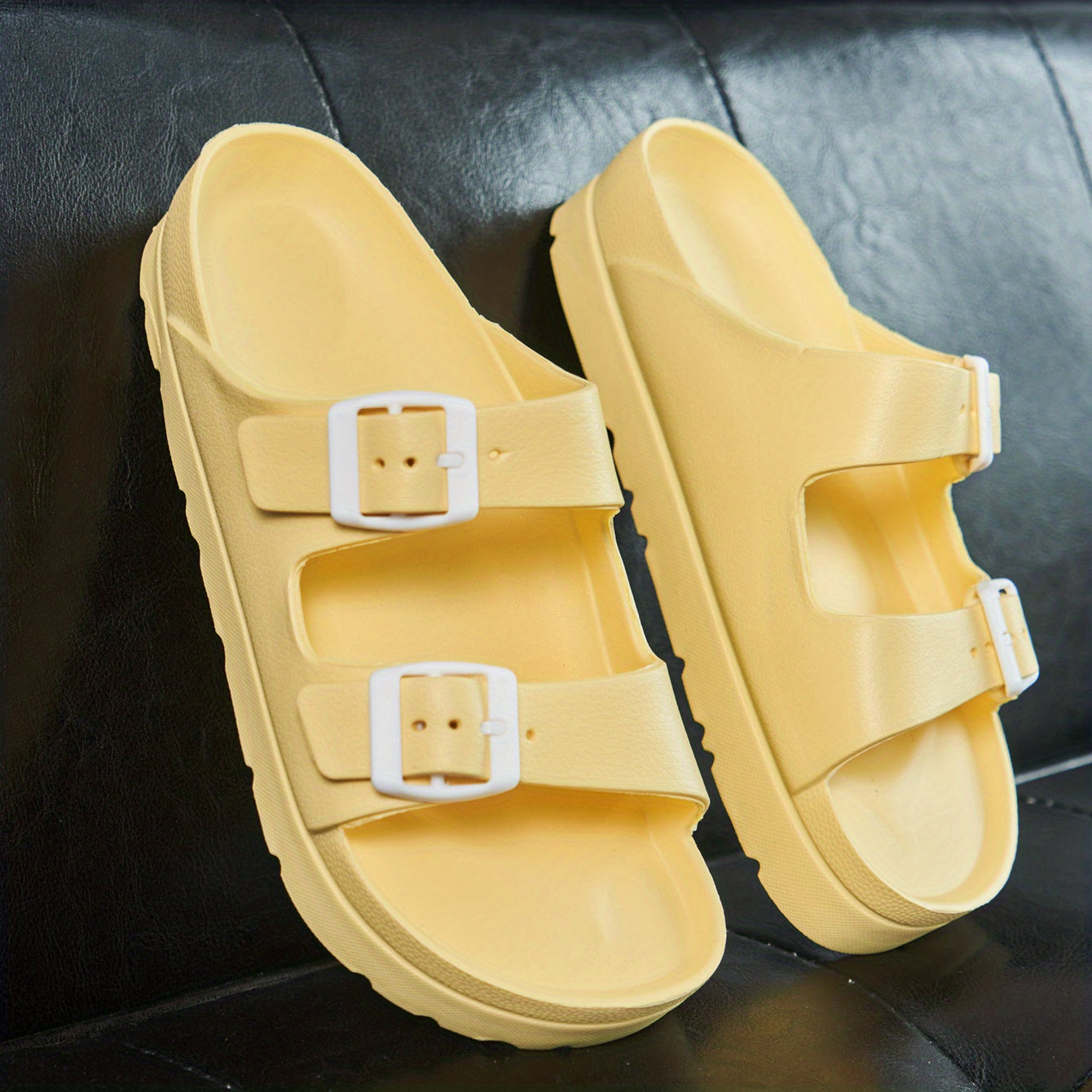 Ayollar uchun bir rangli sandallar, kundalik foydalanish uchun platformali slaydlar, sozlanadigan ikki taqilgan qisqichlar bilan