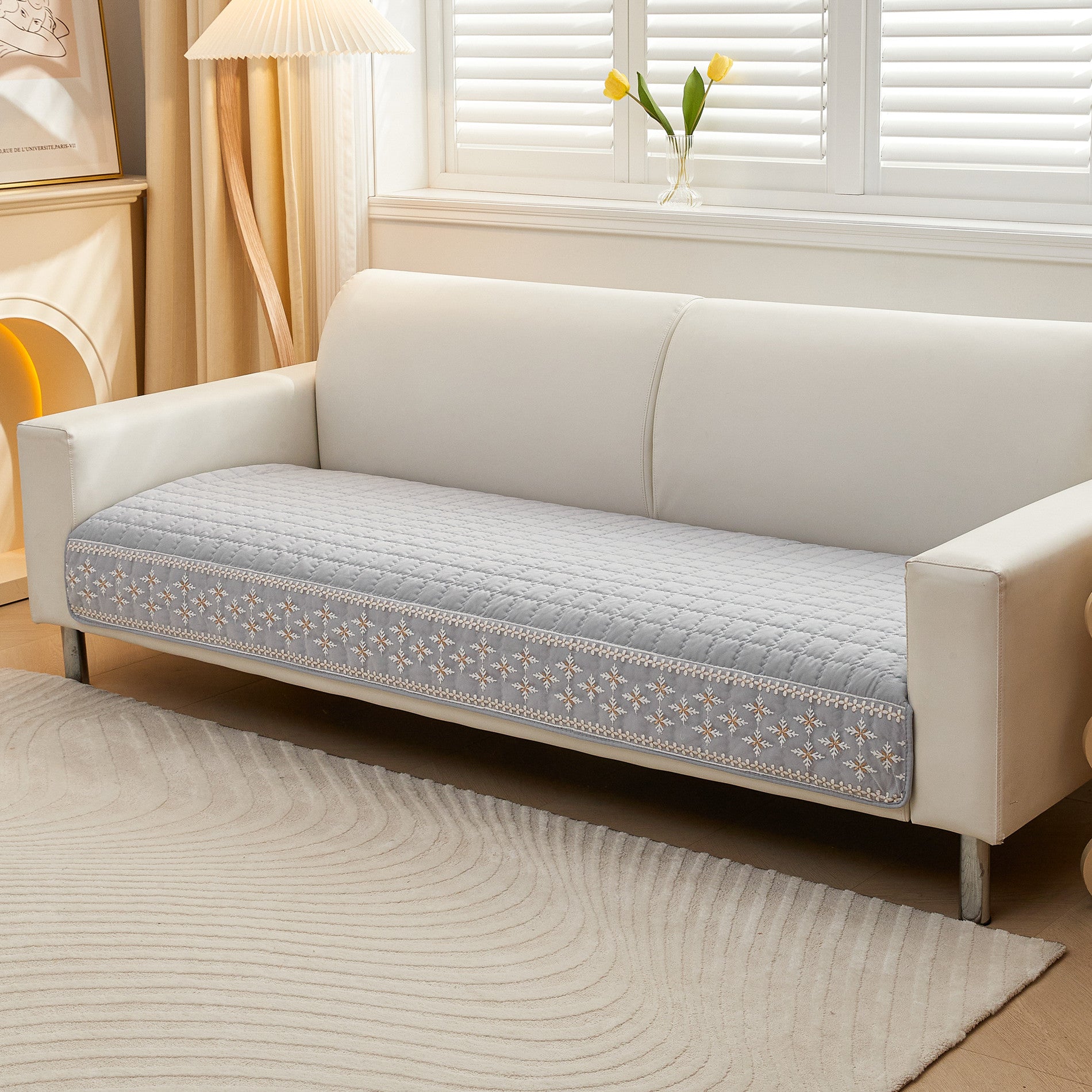 Qor to'pi dantel bezakli va sirpanishga qarshi orqa qoplamali vafli tikuvli divan qoplamasi.