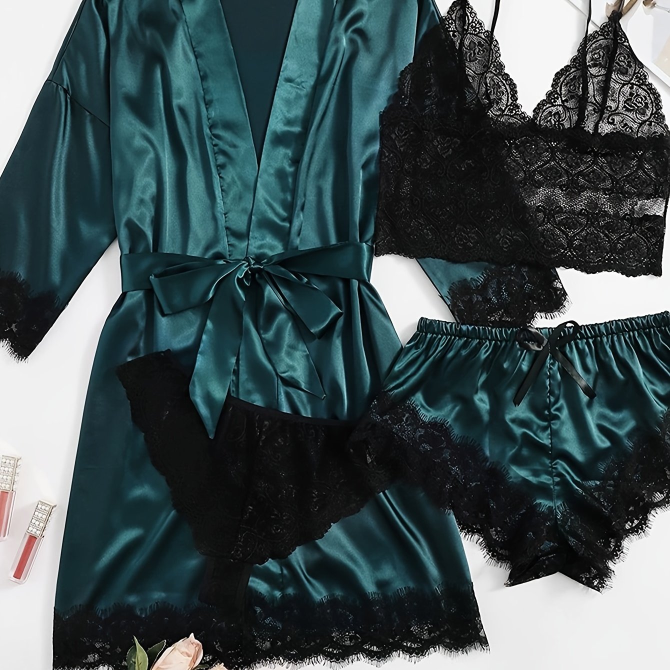 Ayollar uchun saten dantelli lounge to'plami, robe, kamishka va pastki qismlar bilan, jozibali va qulay dizayni bilan.