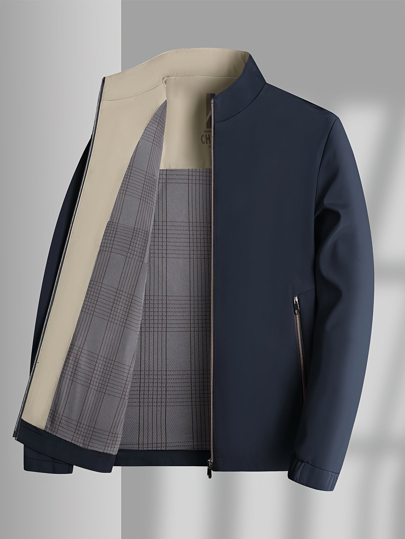 Zarif ko'k rangli erkaklar uchun fermuarlı jilet, biznes sayohatlari va ochiq havoda faoliyatlar uchun ideal. Mustahkam polyesterdan tayyorlangan, mashinada yuvish mumkin.