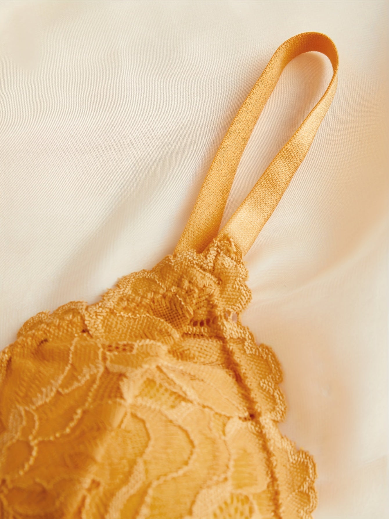 5 ta ipak qirralari bilan bezatilgan simsiz brasslar, qulay naylon aralashmasidan tayyorlangan. To'liq qoplama, olib tashlanadigan yostiqlar bilan, ko'rinmaydigan. Qora, qizil, sariq, oq va pushti ranglarda mavjud. Nafis va