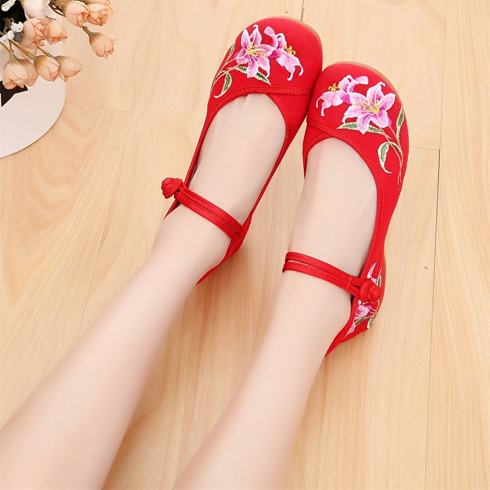 Women's Chinese Style Retro Embroidered Hanfu Shoes with Floral Cloth for Casual and Dance