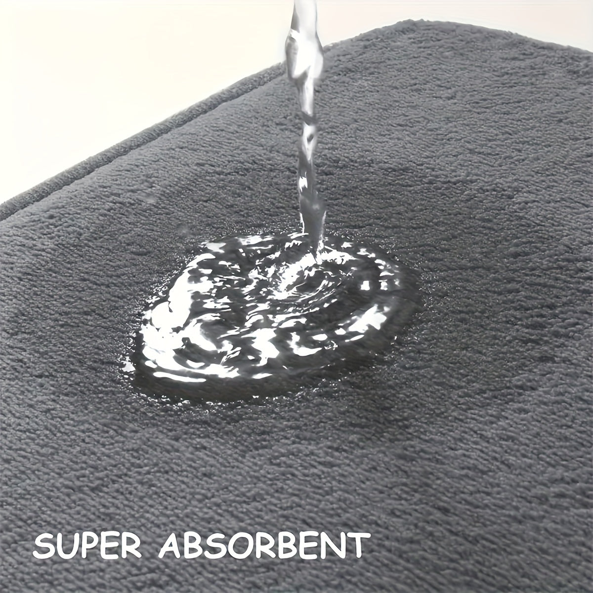 Bir dona UltraSoft Tez Quriydigan Hammom Gilami, Chiziqli naqsh bilan, juda singdiruvchi va sirpanmaydigan hammom gilami. Mashinada yuvish mumkin, past to'siq, yengil flanel mato bilan Polyester va PVC orqa qismi bilan to'rtburchak shaklida.