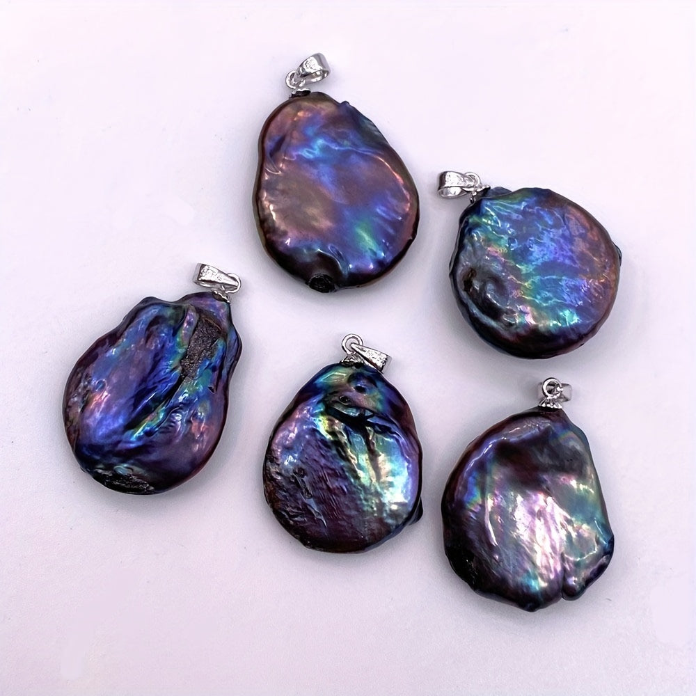 Qora va ko'k barokko dizayni bilan inlay qilingan uzun tangali tekis tabiiy shirin suv marvaridi pendant, taxminan 24mm o'lchamda. Quti yoki zanjir bilan kelmaydi. Rangiga ko'ra kumush.