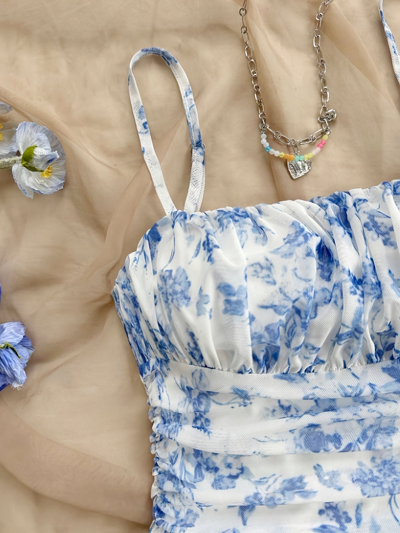 Ayollar uchun zamonaviy gullar bilan bezatilgan halter ko'ylagi, har qanday mavsum uchun mukammal.