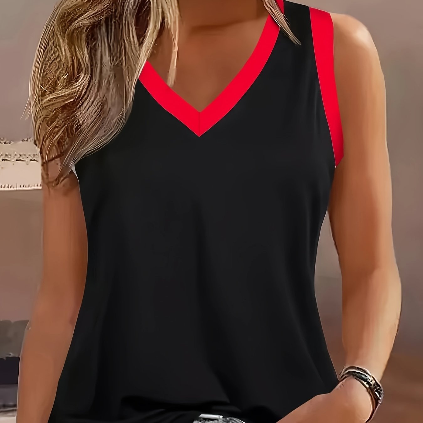 Женская черная безрукавка-топ с красными акцентами из дышащего полиэстера