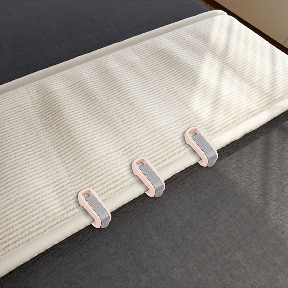 6 ta no-slip yotoq to'siqlari - qulay ulanishi mumkin bo'lgan, ignasiz ushlagichlar, yostiq va pardalarni mustahkam ushlab turish uchun, bir nechta ranglarda mavjud.