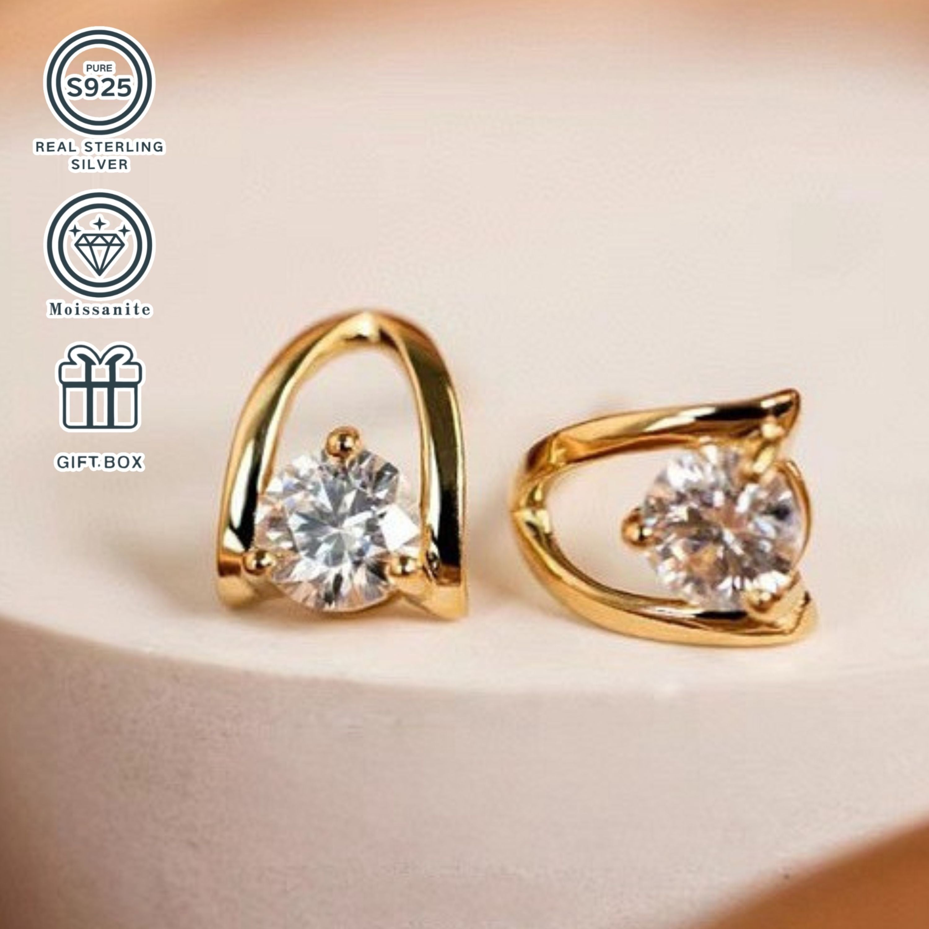 Ushbu 1ct*2 karat Moissanite marjonlari S925 sterling kumushga o'rnatilgan va 18K oltin bilan qoplangan. Marjonlarning umumiy og'irligi taxminan 2.5g, bu esa yuqori sifatli zargarlikni qadrlaydigan ayollar uchun mukammal yubiley sovg'asidir.