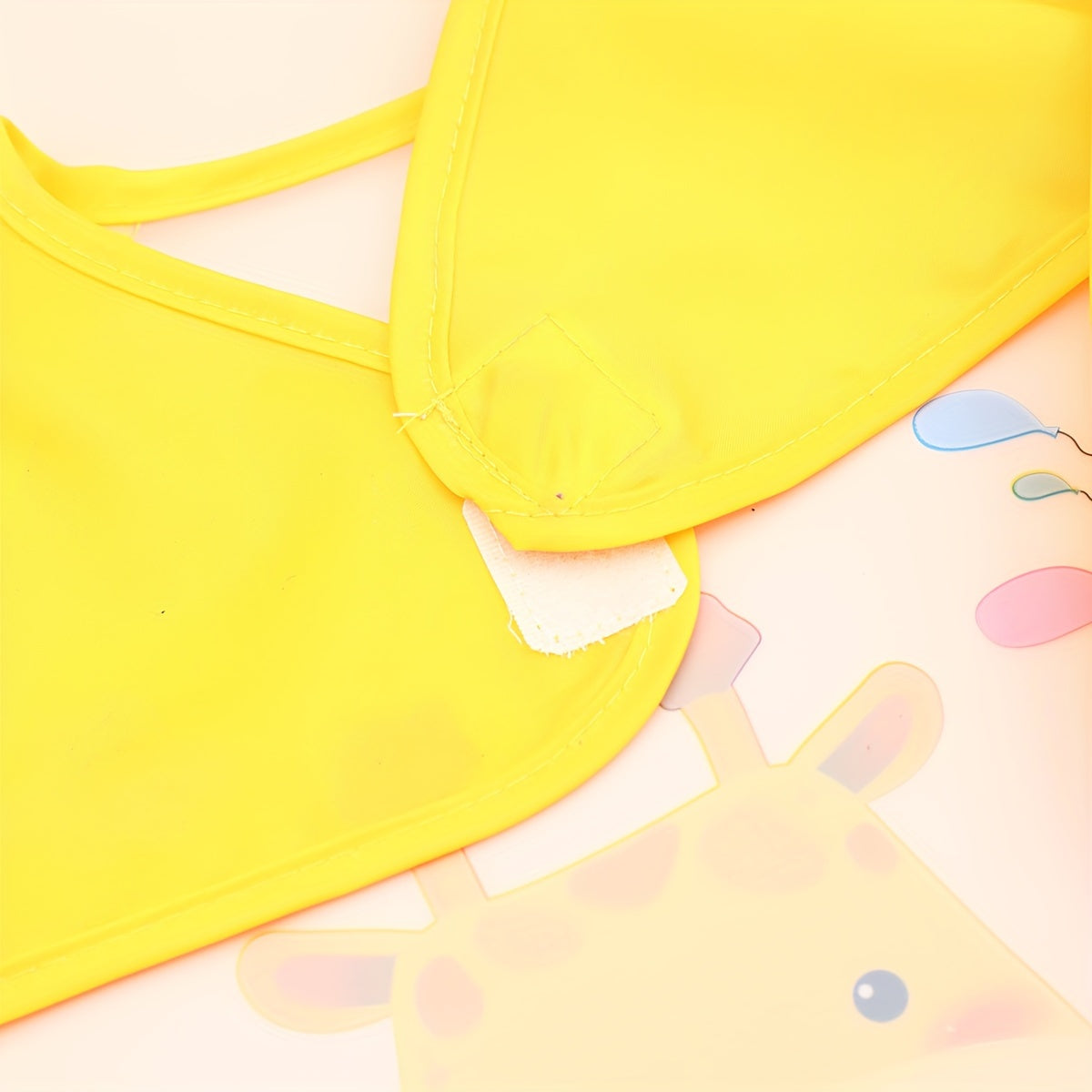 Delantal reversible de manga larga resistente al agua con estampado de dibujos animados para comer sin ensuciarse