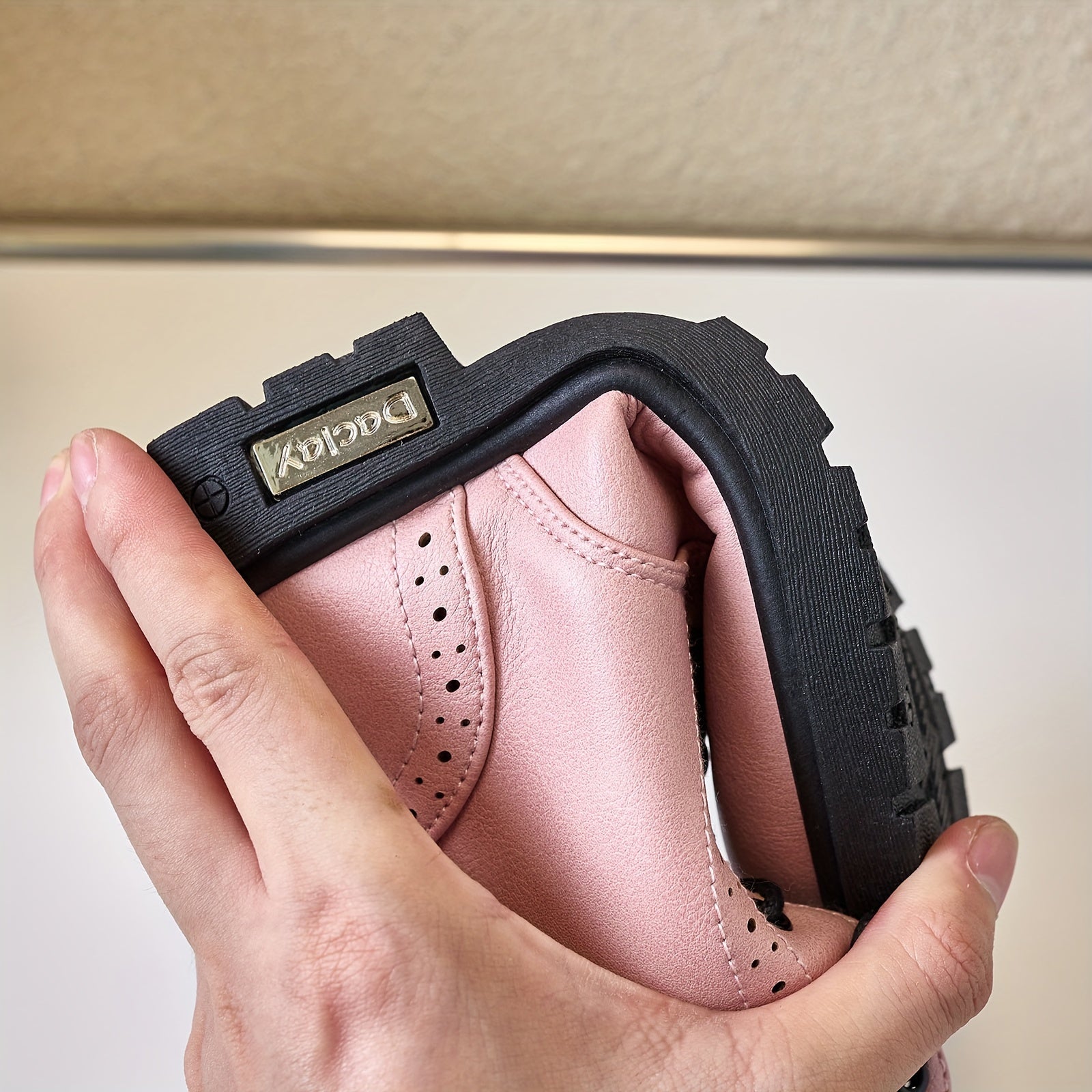 Qizlar uchun qattiq ranglarda, fermuari bilan yengil, sirpanmaydigan botinkalar, kuz va qish uchun mukammal.