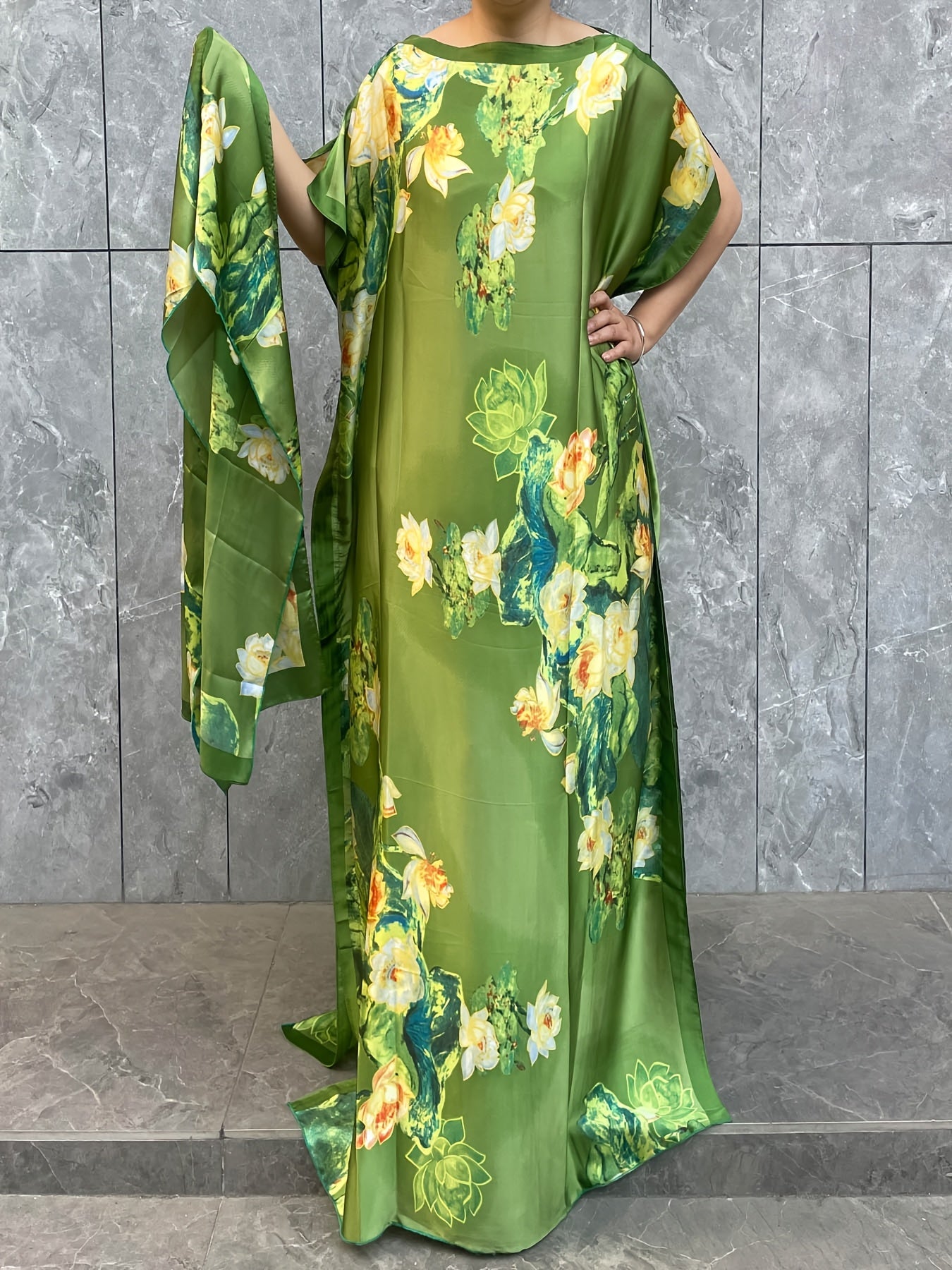 Plus o'lchamli O'rta Sharq an'anaviy kiyimlari gul bilan maxi kiyingan boshbog'li