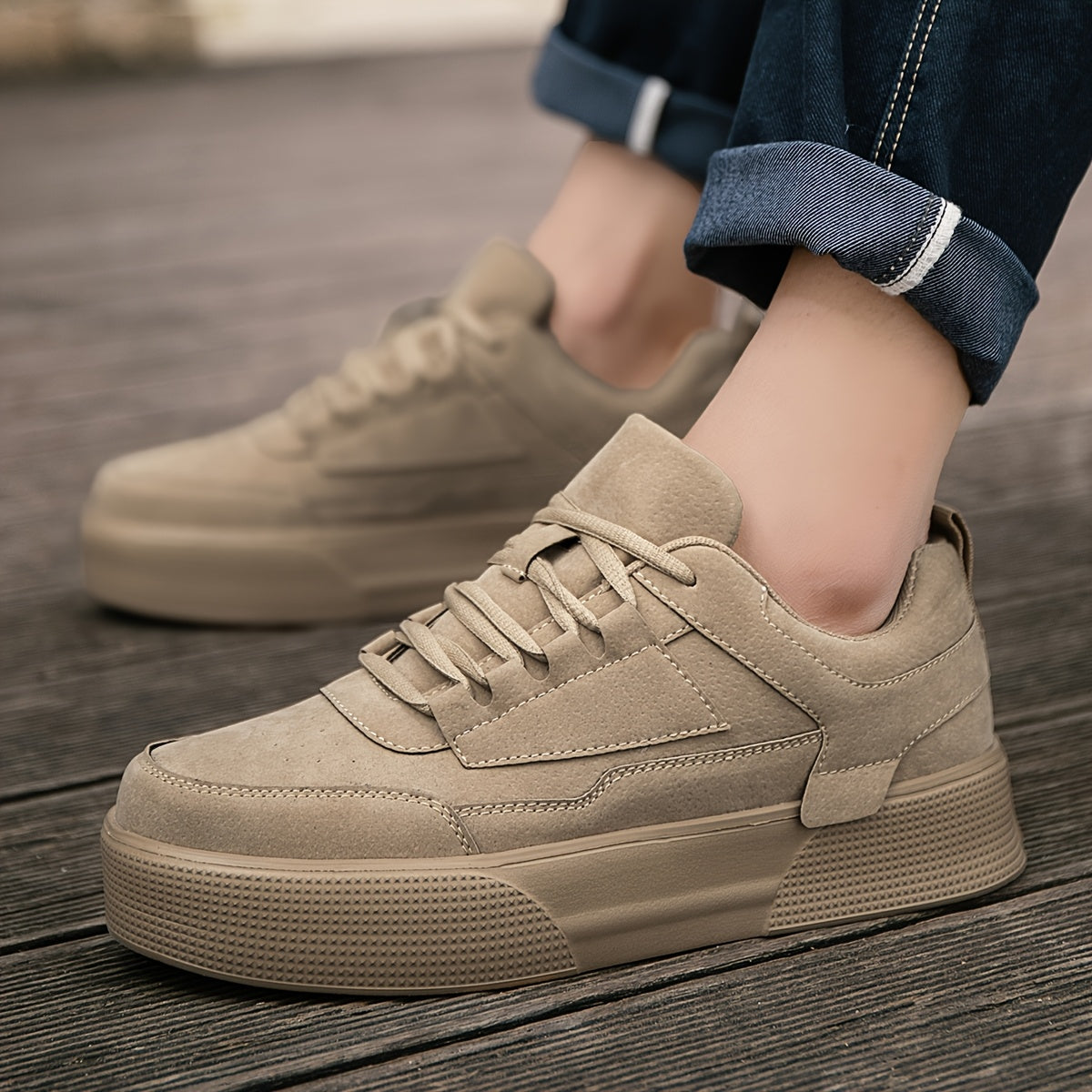 Erkaklar uchun to'liq kulrang skeytbord krossovkalari, tashqi faoliyatlar uchun yengil barqarorlikka ega bo'lgan tasodifiy bog'ichli yugurish poyabzallari.