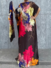 Ayollar uchun kattaroq o'lchamdagi gul naqshli uzun ko'ylak, qisqa qo'llar va sharf bilan