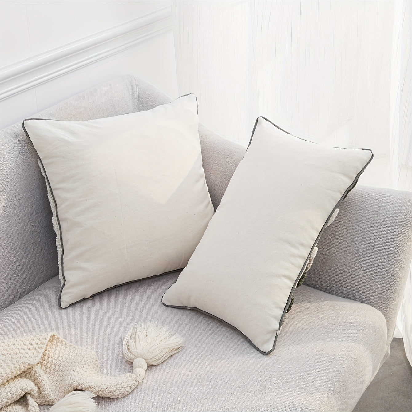 Skandinaviya bohem uslubida chiziqli U-shaklidagi yostiq qopqog'i, yotoqxona va yashash xonasi divan yostiqlari uchun velur qirralar bilan tayyorlangan.