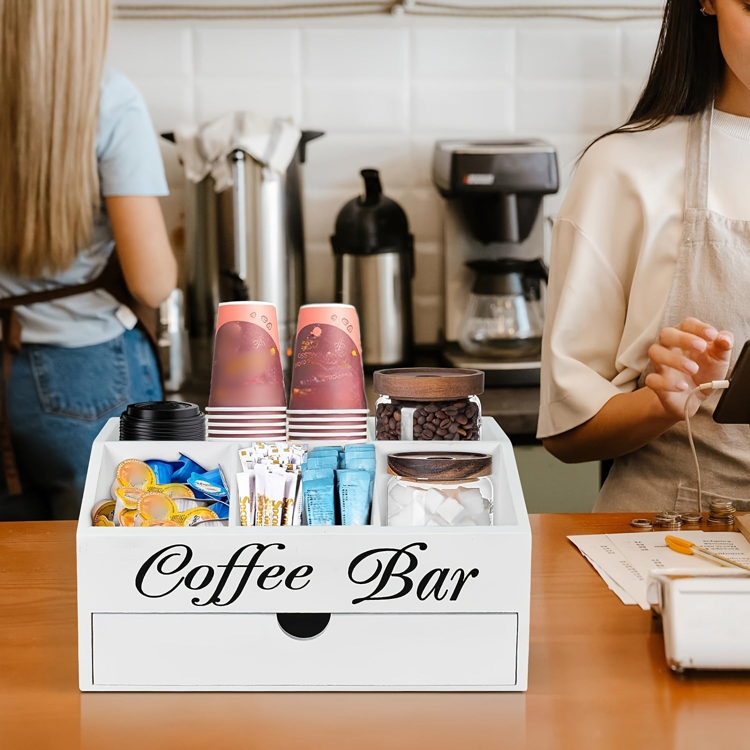 Деревянный органайзер для кофейного бара с ящиком для чашек, капсул и аксессуаров. Идеально подходит для организации и легкой очистки.