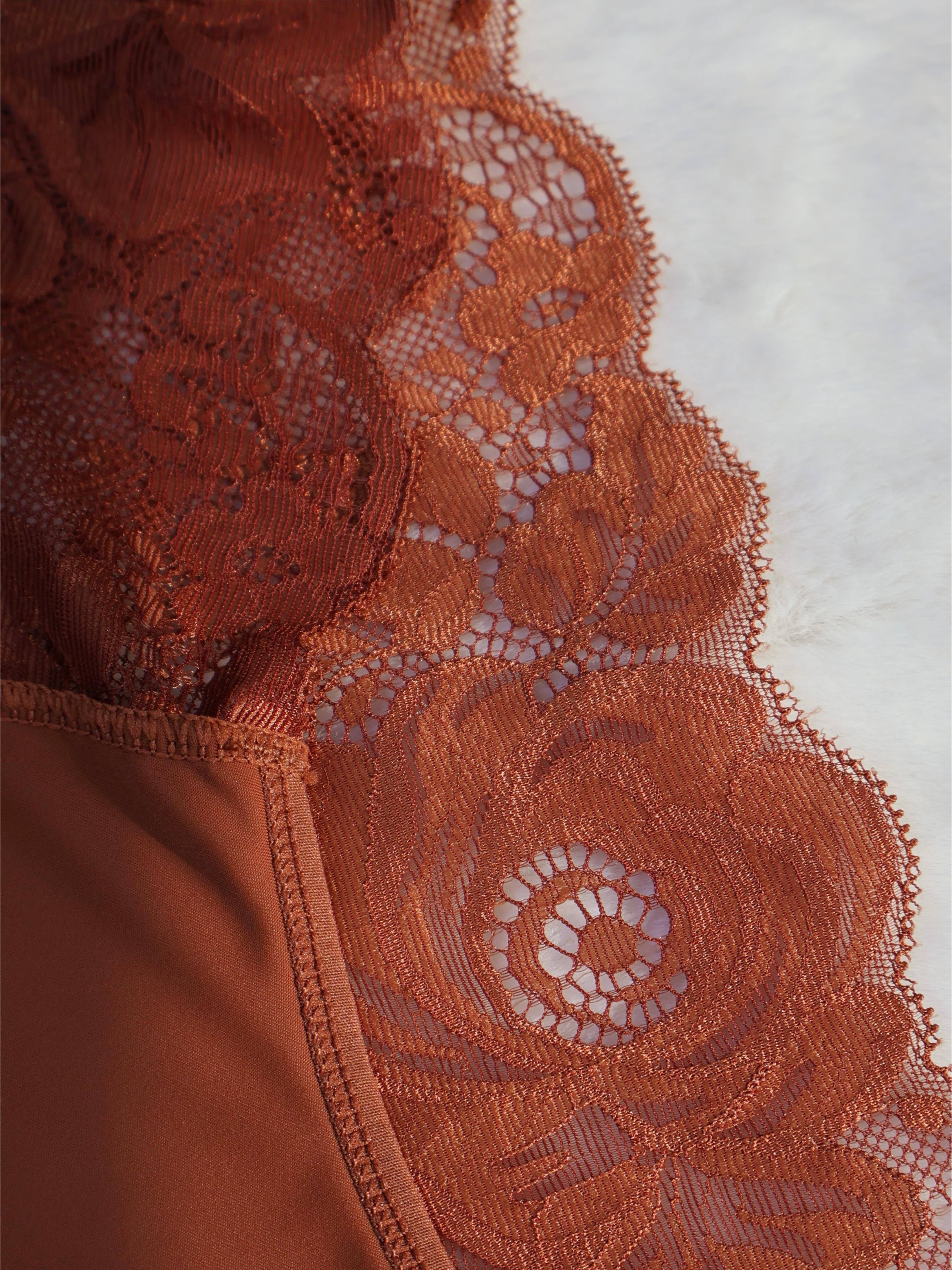 Ayollar uchun 3 ta to'plam, keng o'lchamdagi dantel qirralar bilan bezatilgan ichki kiyimlar, o'rtacha balandlikda va jozibali, nafas oladigan trikotaj matodan tayyorlangan (90% poliamid, 10% elastan), bir rangli va dantel tafsilotlari bilan, 165gsm.